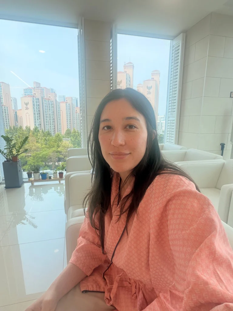 검사 사이에 밝은 라운지에서 쉬고 있는 검진복 차림의 환자