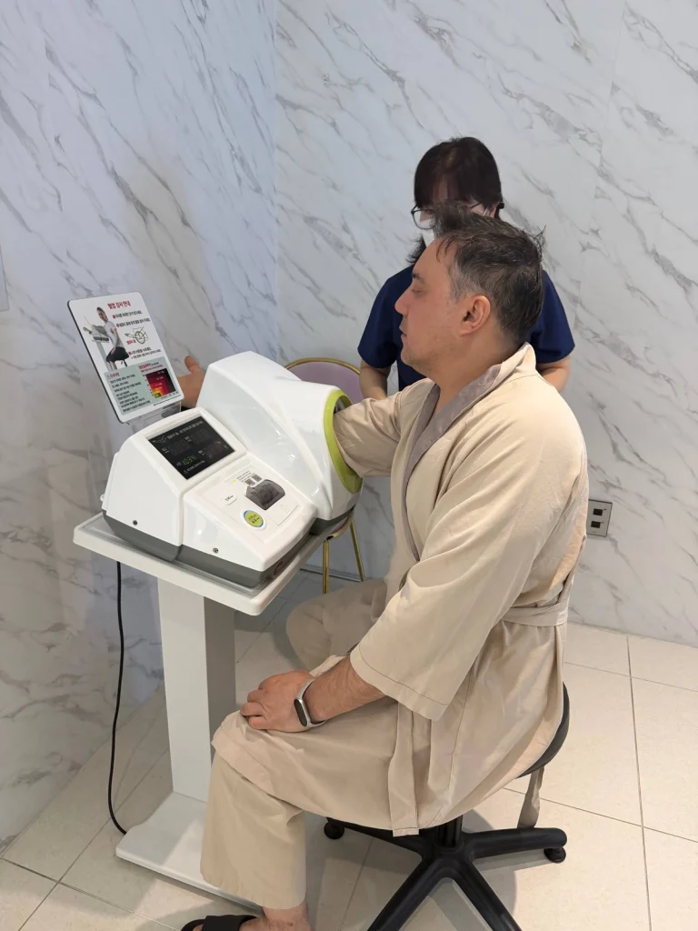 간호사가 환자의 혈압을 측정합니다
