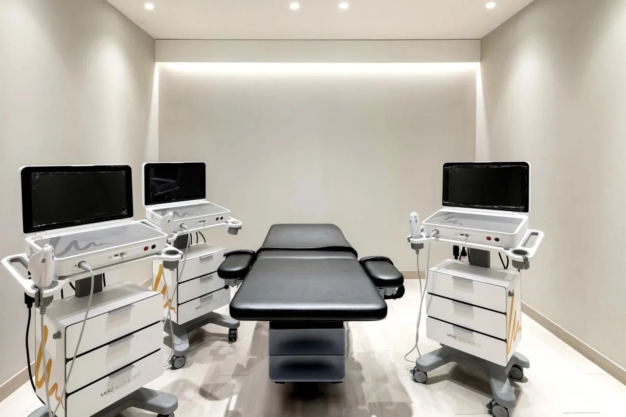 Procedure room with a treatment bed and lifting devices at WOOA
