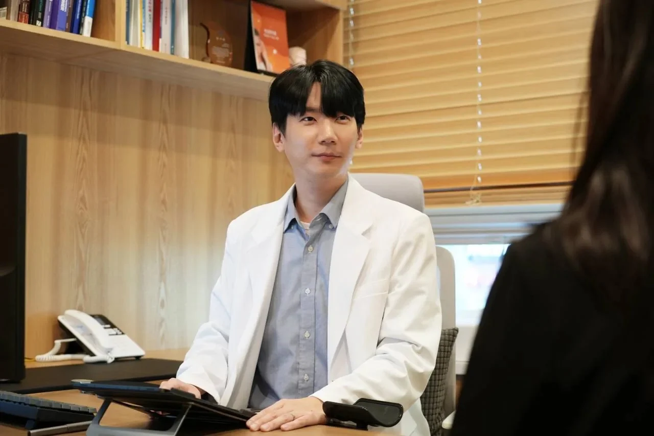 진료실에서 환자의 이야기를 듣는 탈모 전문 의사